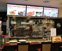 Digitale-Signage-Italiener-Riem-Arcaden-2-Gastronomie-Menue-Digitale-Karte-Menueboard-Fast-Food-Displayloesungen-DNZ-Networks