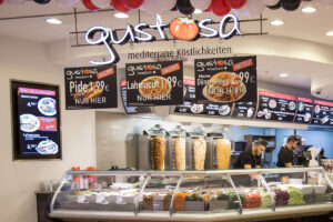 Digitale-Signage-Doener-Mira-Arcaden1-Gastronomie-Menue-Digitale-Karte-Menueboard-Fast-Food-Displayloesungen-DNZ-Networks