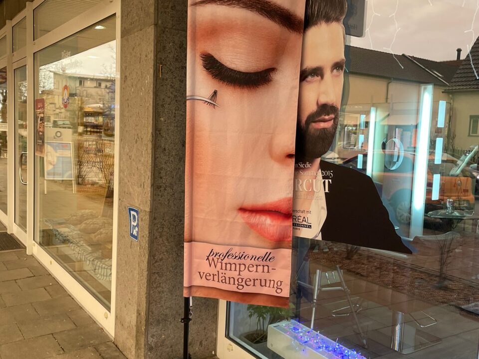 Gestaltung-Fahne-Flagge-Aussenwerbung-Beauty-Salon