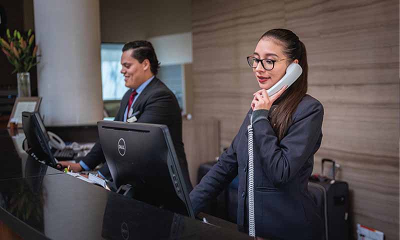 Hotel-Rezeption-Digital-Signage-DNZ-Networks