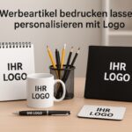 Eine Auswahl an personalisierten Büro-Werbeartikeln auf einem weißen Schreibtisch, darunter ein grauer Filz-Organizer mit Tablet, ein gelbes Notizbuch, Stifte, ein Kaffeebecher und eine Wasserflasche, alle mit dem Logo „DNZ NETWORKS“.