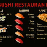 Sushi-Menüboard mit Rollen, Sashimi und japanischen Vorspeisen, inklusive Cucumber Roll, Avocado Roll, Philadelphia Roll, Lachs-Sashimi, Thunfisch-Sashimi, Garnelen-Sashimi sowie Gyoza, Edamame, Seetangsalat und Miso-Suppe, dargestellt auf dunklem Hintergrund im Restaurant-Stil.
