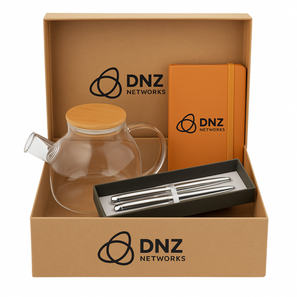DNZ Networks Geschenkbox mit Glas-Teekanne, orangefarbenem Notizbuch und hochwertigem Metall‑Stiftset in nachhaltiger Verpackung