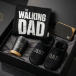 Vatertagsgeschenk: Schwarze Premium-Geschenkbox für Väter mit "The Walking Dad" Hoodie, graviertem Kaffeebecher, "Best Dad" Hausschuhen und Holz-Bluetooth-Lautsprecher.