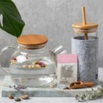 Personalisierbares Selfcare Tee-Geschenkset mit Borosilikatglas-Teekanne, Teebecher und Earl Grey Tee in hochwertiger Geschenkverpackung