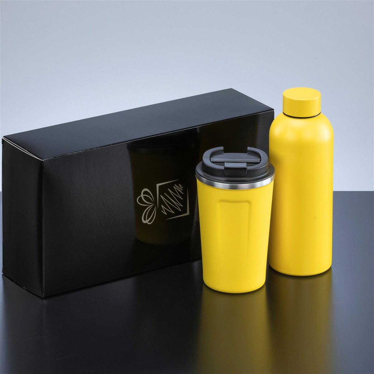 Set Geschenkbox in Schwarz mit gelbem Thermobecher und gelber Isolierflasche.